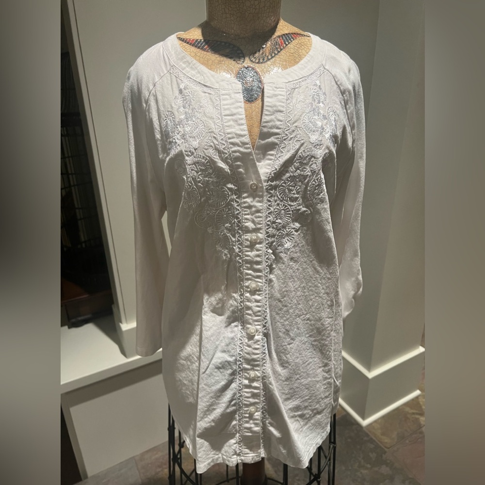 Retro-ology women’s embroidered blouse, 3/4 length adjustable sleeve, size M